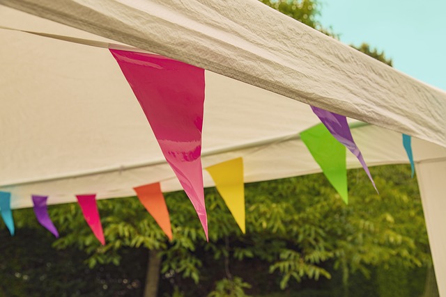 párty stan na zahradě